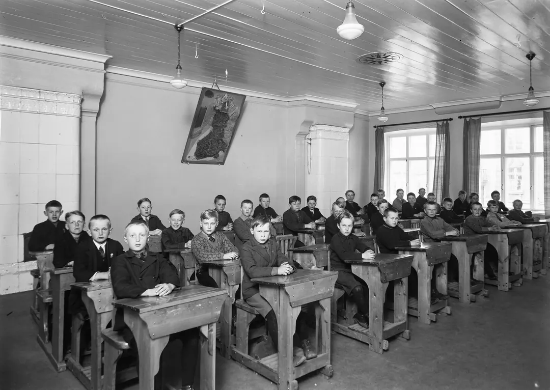 Pupils seated in rows at desks in a classroom at Oulu Lyceum in 1932