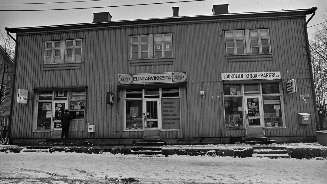 A wooden corner shop and kiosk on Intiankatu, Helsinki, in the 1970s