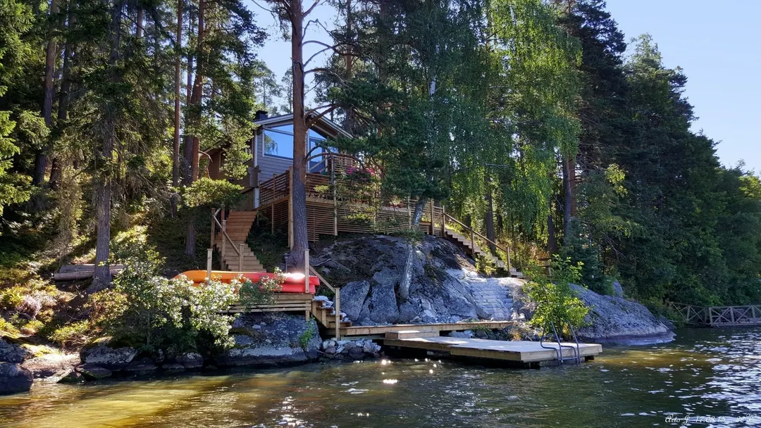 A cottage on the shore of Tuusulanjärvi with the lake in front of it