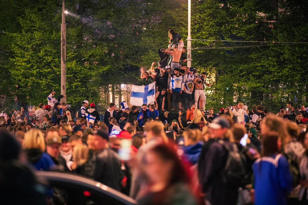 A crowd filling the square around the Havis Amanda statue in Helsinki after an ice hockey final
