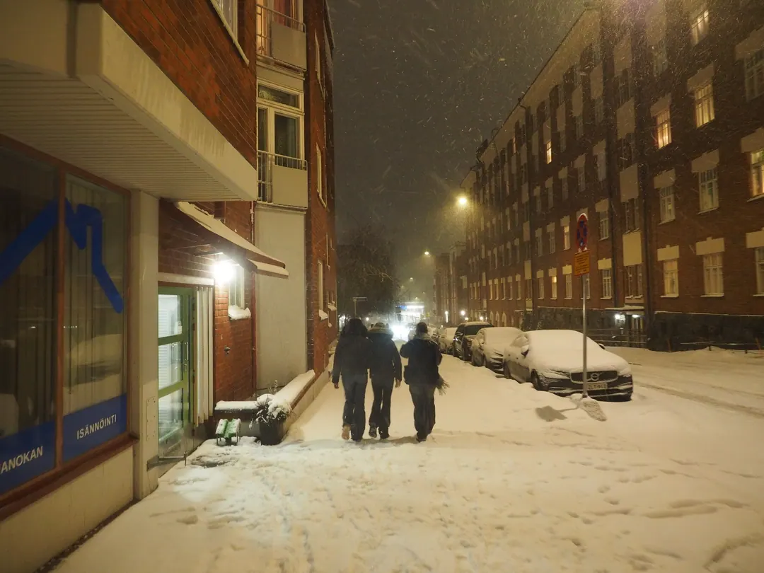 Puolipäivänkatu in Helsinki on a snowy January evening, streetlights and no people