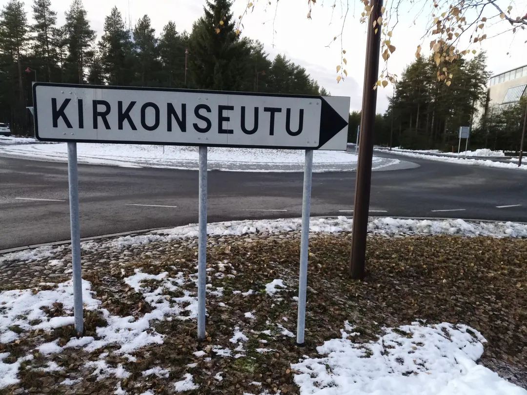 A road sign at a roundabout in Kempele pointing to KIRKONSEUTU