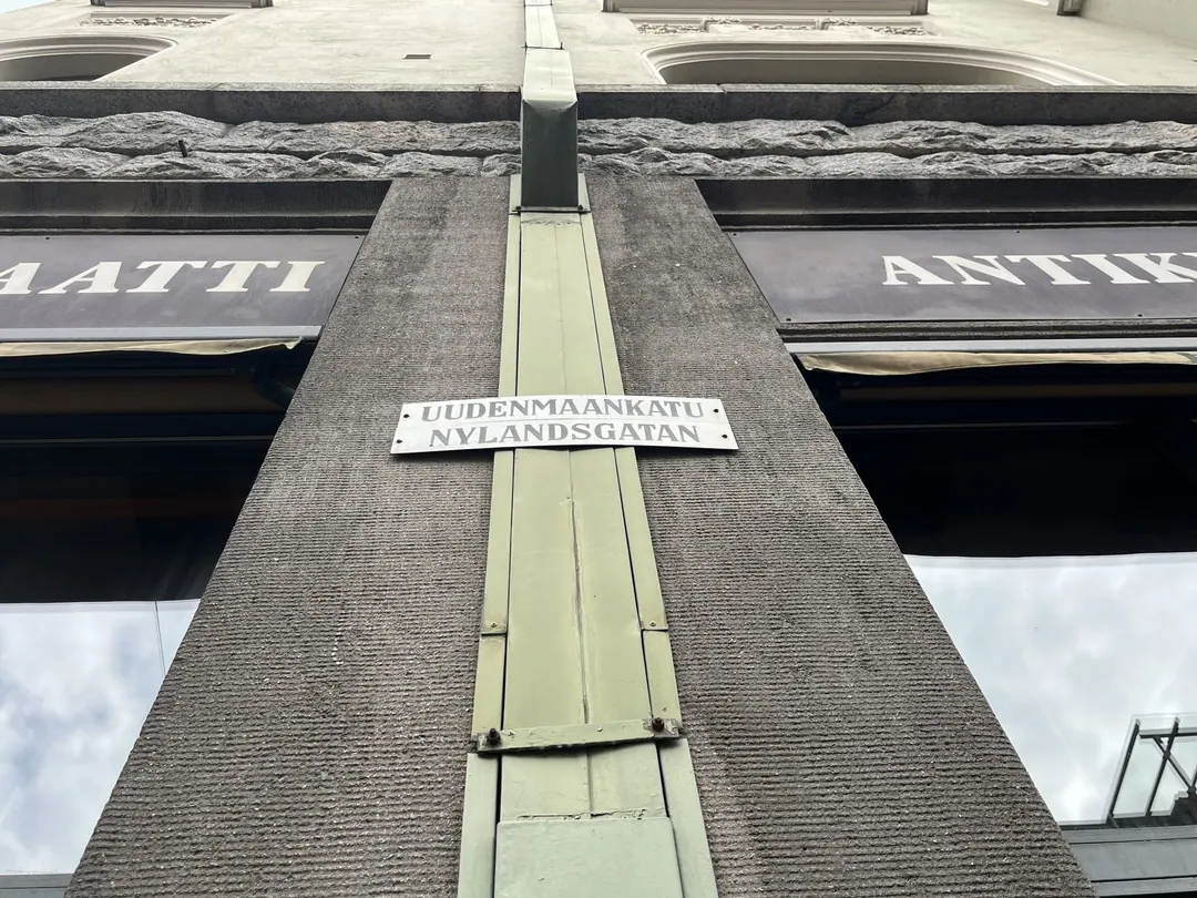 A bilingual street sign in Helsinki reading Uudenmaankatu and Nylandsgatan