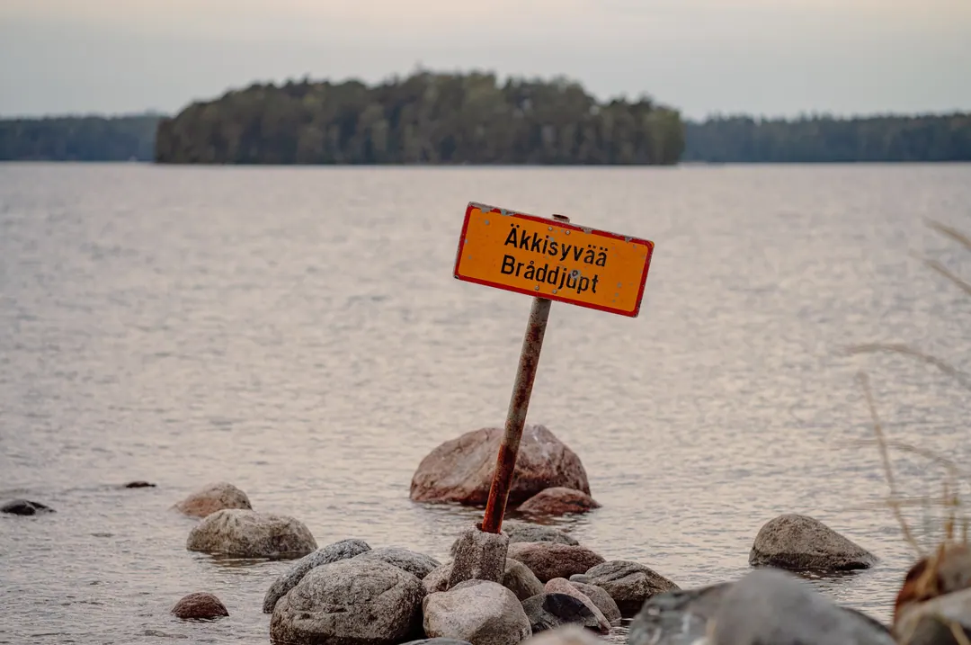 A Finnish warning sign by the water reading Äkkisyvää