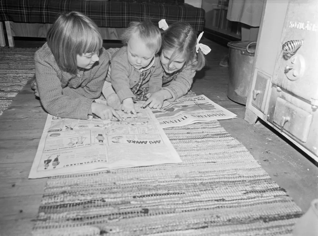 A man reading the newspaper Maaseudun Tulevaisuus in 1960
