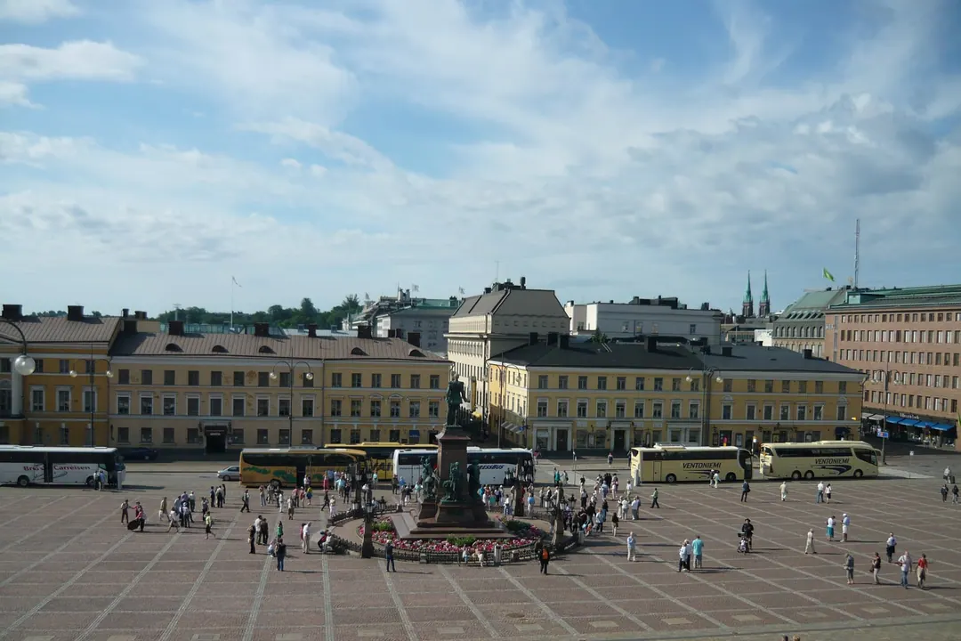 The wide cobbled expanse of Senate Square with neoclassical buildings on three sides